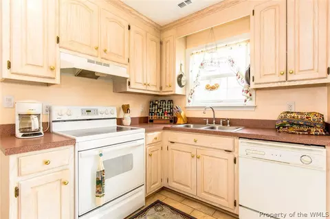 7484 Tyndall Dr, Gloucester Point, VA 23062 photo 12