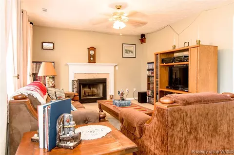 7484 Tyndall Dr, Gloucester Point, VA 23062 photo 5
