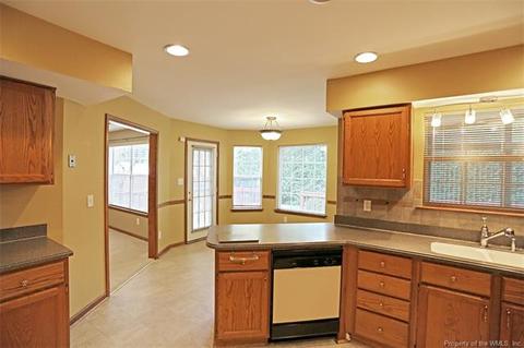 208 Upland Dr, Hampton, VA 23666 photo 6
