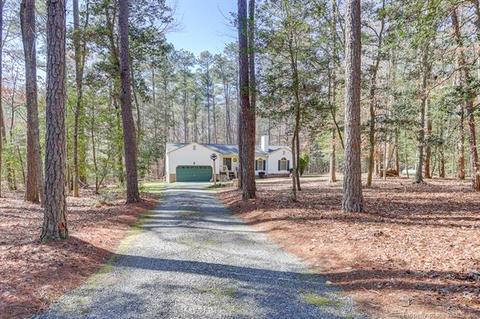 8234 Manor Dr, Gloucester, VA 23061 photo 2
