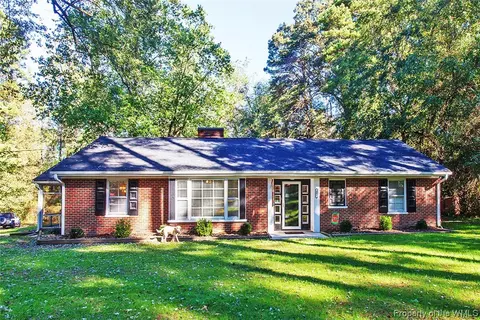 100 E Pinecrest Rd, Wakefield, VA 23888 photo 1