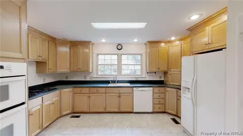 107 Willow Dr, Williamsburg, VA 23185 photo 2