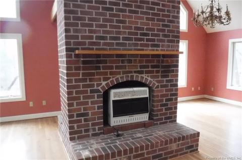 8429 Mohawk Ln, Gloucester, VA 23061 photo 9