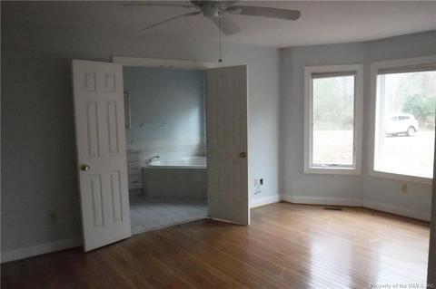 8429 Mohawk Ln, Gloucester, VA 23061 photo 12