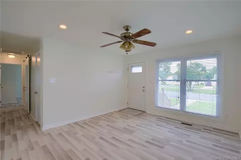 34 Wellington Dr, Hampton, VA 23666 photo 4