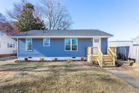 8 Woodbury Forest Dr, Hampton, VA 23666