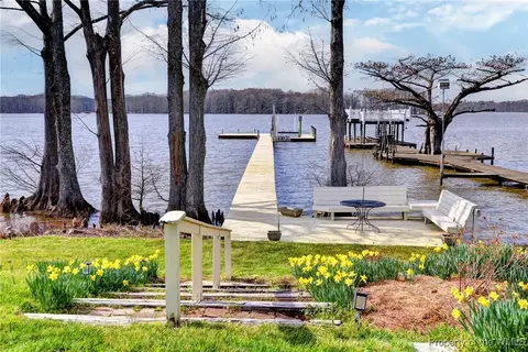 3092 N Riverside Dr, Lanexa, VA 23089