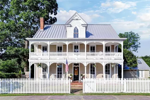 826 Lee St, West Point, VA 23181