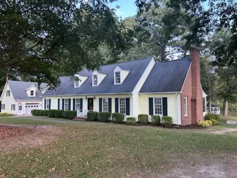19071 Lakeside Dr, Courtland, VA 23837