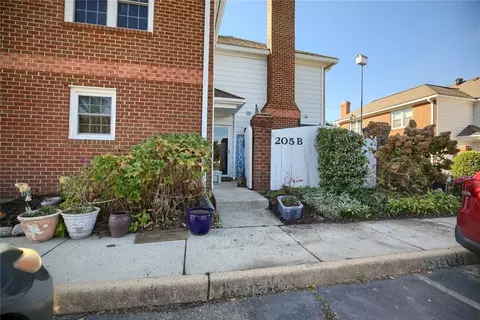 205 Amersham Dr #B, Yorktown, VA 23693