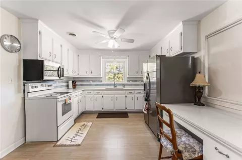 Kitchen - 5542 Dilly-e Ln, Gloucester, VA 23061 photo 3 of 4