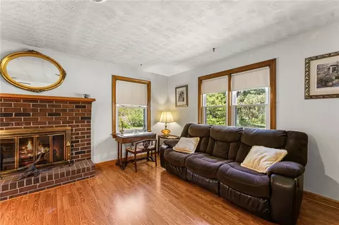 Living - 5542 Dilly-e Ln, Gloucester, VA 23061 photo 2 of 4