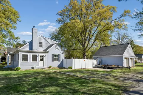 1806 Lee St, West Point, VA 23181