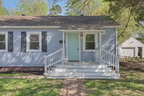 Exterior - 212 N Sixth St, Hampton, VA 23664 photo 4 of 8