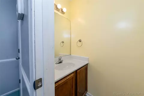 Bath - 11 Corwin Cir, Hampton, VA 23666 photo 1 of 2