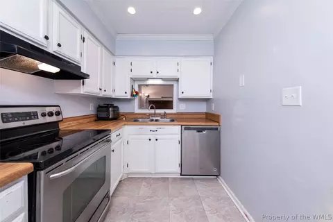 Kitchen - 11 Corwin Cir, Hampton, VA 23666 photo 1 of 1