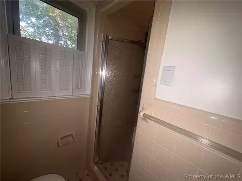 Bath - 1479 Laurens Rd, Gloucester Point, VA 23062 photo 6 of 9