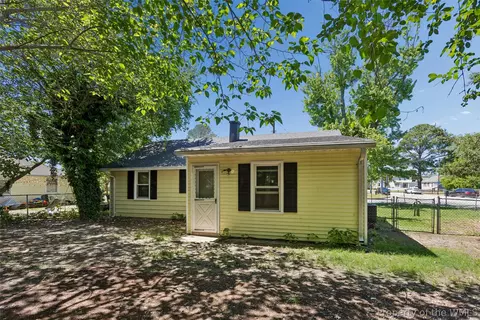 Exterior - 101 Roane Dr, Hampton, VA 23669 photo 7 of 10