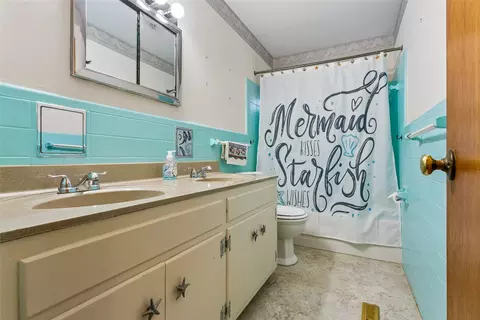 Bath - 1709 Beach Rd, Hampton, VA 23664 photo 1 of 2