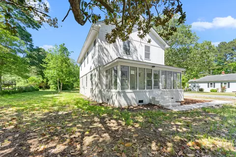 9481 Maryus Rd, Hayes, VA 23072