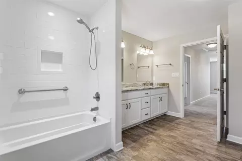 Bath - 544 River St, Hampton, VA 23669 photo 5 of 5