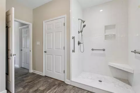 Bath - 544 River St, Hampton, VA 23669 photo 3 of 5