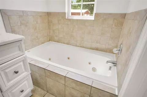 Bath - 302 Lasalle Ave, Hampton, VA 23661 photo 2 of 5
