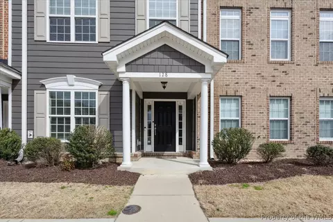 128 Daybeacon St, Yorktown, VA 23692