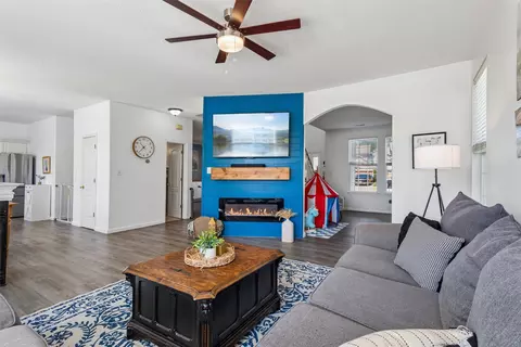 Living - 40 Sherry Dell Dr, Hampton, VA 23666 photo 2 of 3