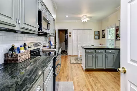 Kitchen - 104 Addingtons, Williamsburg, VA 23188 photo 2 of 5