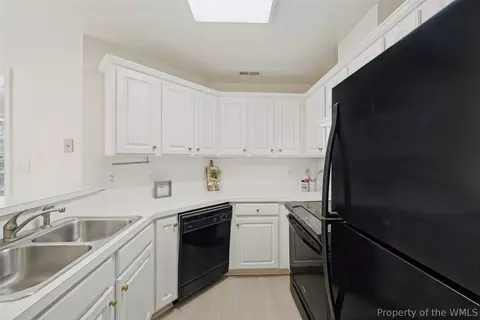Kitchen - 237 Woodmere Dr #C, Williamsburg, VA 23185 photo 3 of 4