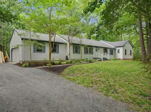 8172 Manor Dr, Gloucester, VA 23061