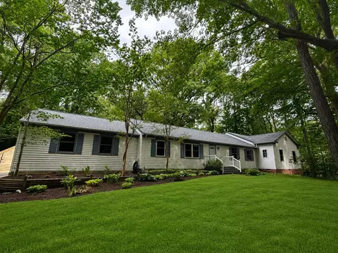 8172 Manor Dr, Gloucester, VA 23061