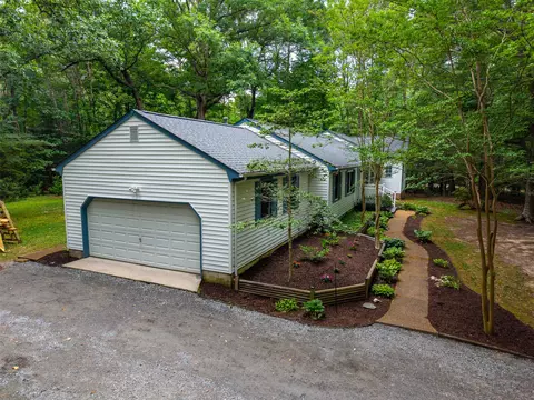 8172 Manor Dr, Gloucester, VA 23061