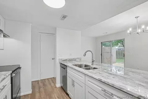 Kitchen - 28 Bayview Ct, Hampton, VA 23664 photo 6 of 6