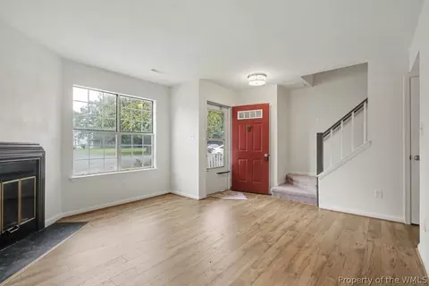 Living - 28 Bayview Ct, Hampton, VA 23664 photo 3 of 4