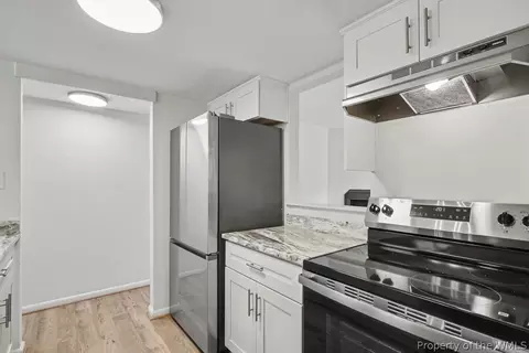Kitchen - 28 Bayview Ct, Hampton, VA 23664 photo 5 of 6