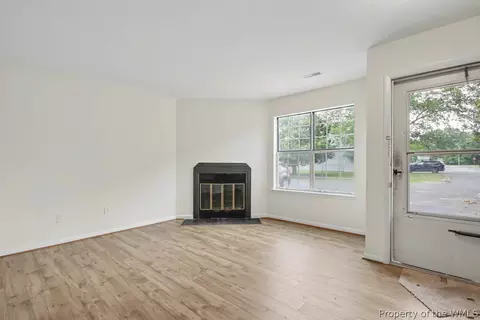 Living - 28 Bayview Ct, Hampton, VA 23664 photo 2 of 4