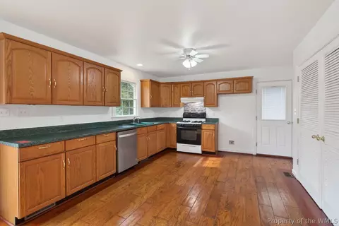 Kitchen - 7641 Beechwood Dr, Lanexa, VA 23089 photo 4 of 5