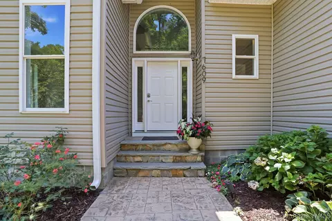 Entry Way - 7609 Beechwood Dr, Lanexa, VA 23089 photo 5 of 5