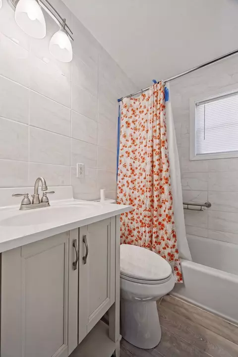 Bath - 207 E Sewell Ave, Hampton, VA 23663 photo 2 of 2