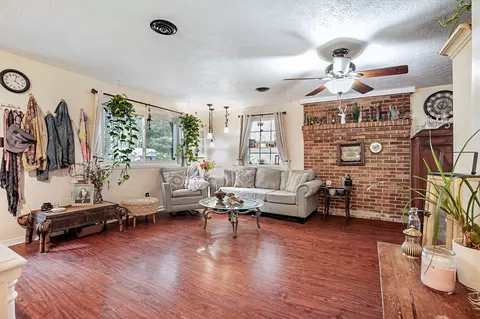 Living - 7234 Amherst Ln, Gloucester, VA 23061 photo 2 of 3