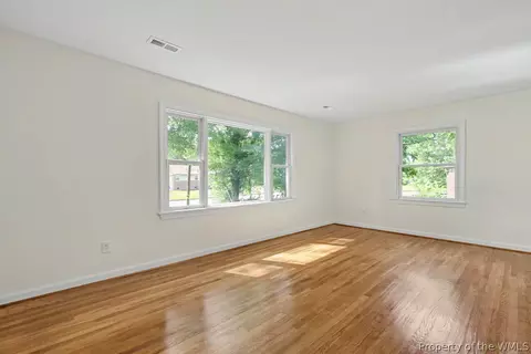 Living - 8 Riverdale Dr, Hampton, VA 23666 photo 2 of 5