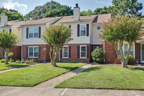 Exterior - 668 Hollomon Dr, Hampton, VA 23666 photo 3 of 6