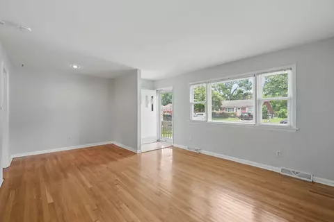 Living - 112 Valirey Dr, Hampton, VA 23669 photo 3 of 5