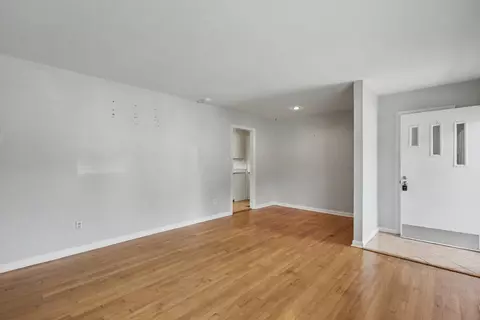 Living - 112 Valirey Dr, Hampton, VA 23669 photo 2 of 5