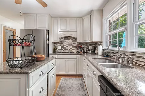 Kitchen - 341 Brunell Dr, Hampton, VA 23666 photo 4 of 4