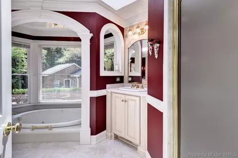 Bath - 169 W Queens Dr, Williamsburg, VA 23185 photo 2 of 5