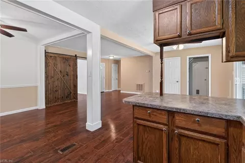 Entry Way - 4504 Aberdeen Dr, Gloucester, VA 23061 photo 2 of 4