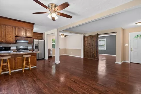 Entry Way - 4504 Aberdeen Dr, Gloucester, VA 23061 photo 1 of 4
